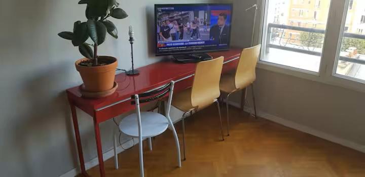 Un Magnifique Avec Parking Gratuit Sur Place Apartment Aubervilliers
